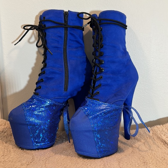 Pleaser boots with custom boot covers
Size 7 - Picture 2 of 11